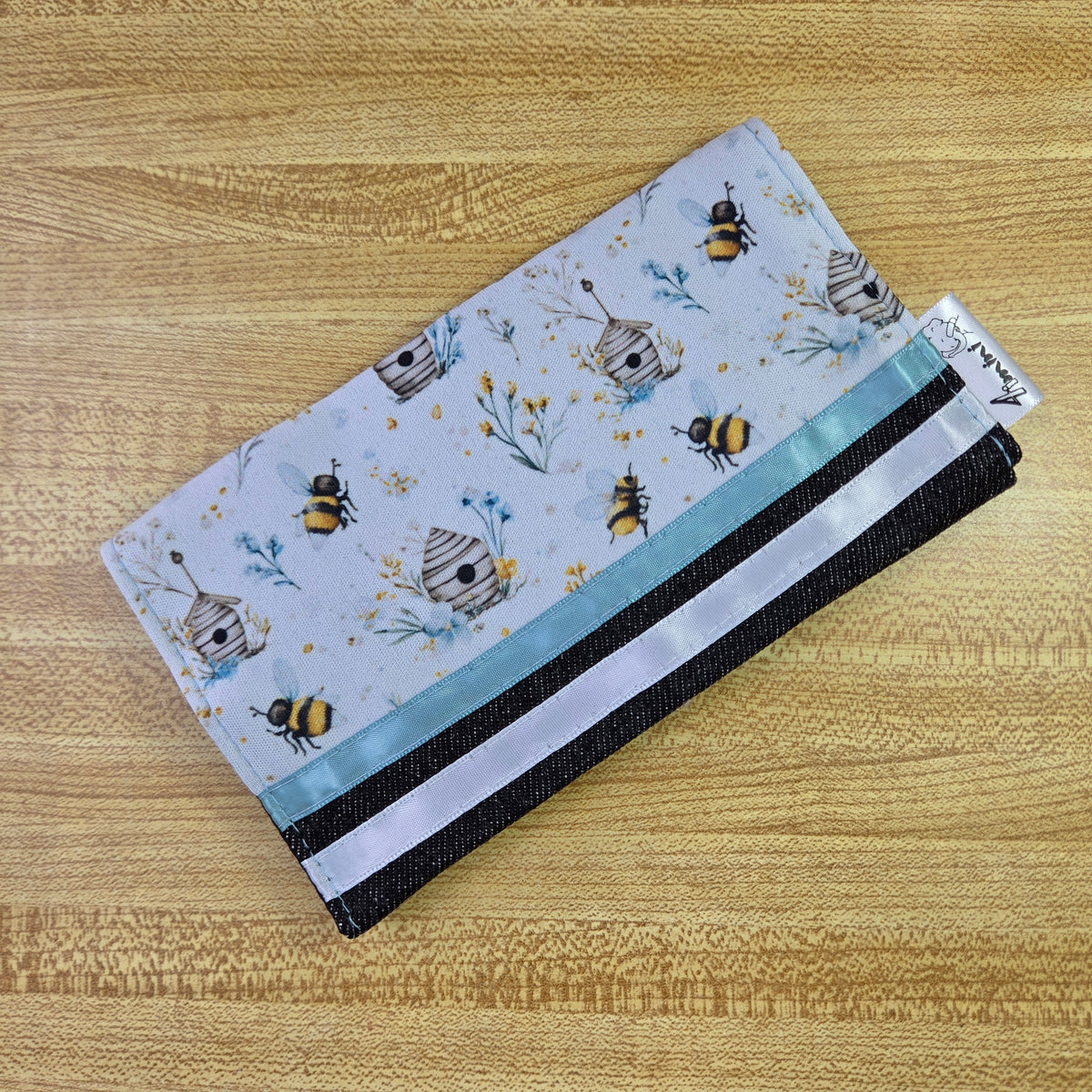 Protège carnet de santé pour carnet de vaccination et cartes médicales avec un doux motif à la ruche, abeilles, insectes, fleurs aquarelles par 4Timini