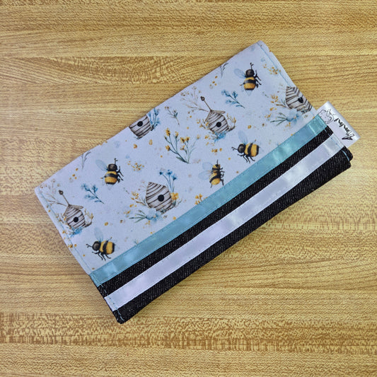 Protège carnet de santé pour carnet de vaccination et cartes médicales avec un doux motif à la ruche, abeilles, insectes, fleurs aquarelles par 4Timini