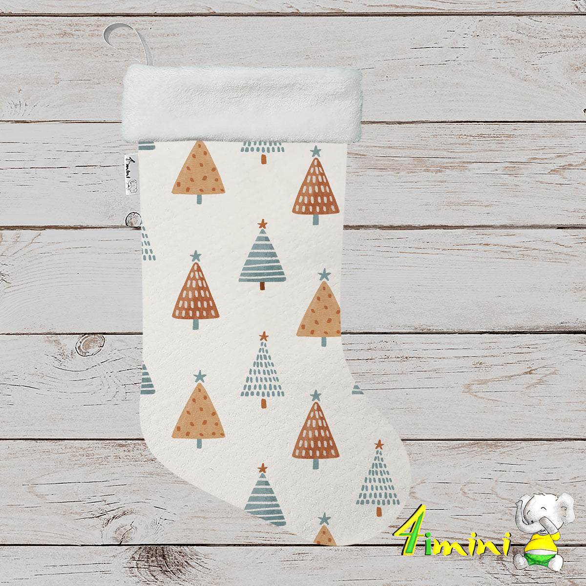 Bas de noël format décoratif avec bordure blanche, avec le motif de sapins neutre minimaliste dans les teintes de caramel, sauge, cuivré par 4Timini