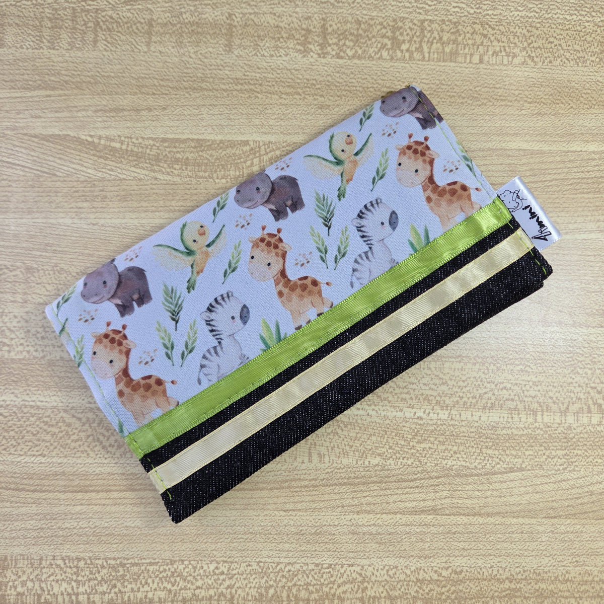 Protège carnet de santé pour carnet de vaccination et cartes médicales avec un doux motif de bébé safari, girafe, zèbre, perroquet, hippopotame, feuillage  aquarelles par 4Timini