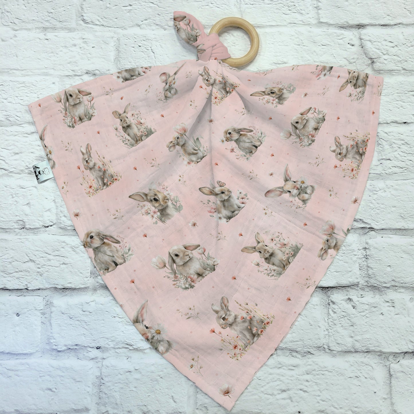 Dendoudou en mousseline de bambou et coton avec anneau de dentition en bois, motif Câlin du Printemps par 4Timini. 