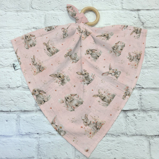 Dendoudou en mousseline de bambou et coton avec anneau de dentition en bois, motif Câlin du Printemps par 4Timini. 