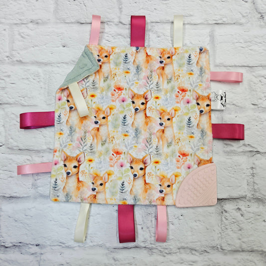 Doudou étiquettes craquante avec coin de dentition motif bambin floral, chevreuil, cerf, dain, fleurs, floral, feuillage avec ruban rose et beige - 4Timini 