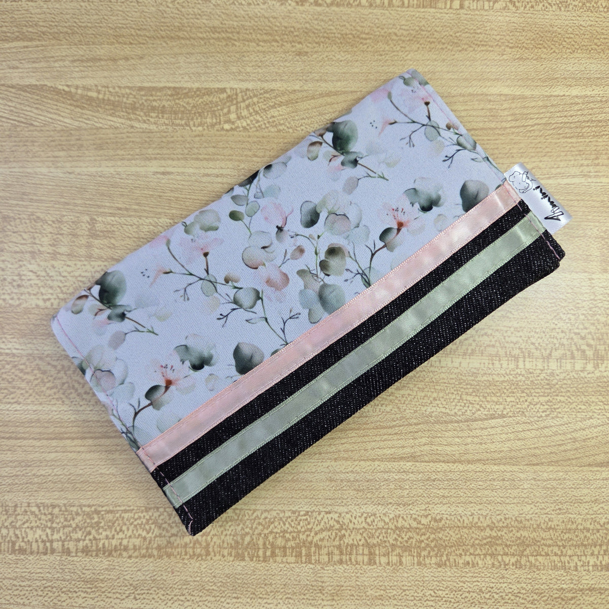 Protège carnet de santé pour carnet de vaccination et cartes médicales avec un doux motif de fleurs eucalyptus aquarelles par 4Timini