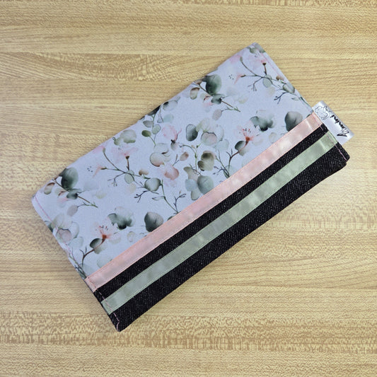 Protège carnet de santé pour carnet de vaccination et cartes médicales avec un doux motif de fleurs eucalyptus aquarelles par 4Timini