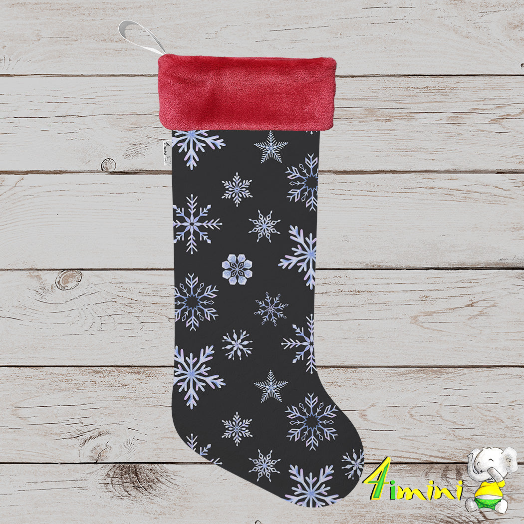 Bas de noël format à cadeau avec bordure rouge, avec le motif fond noir élégant et contrasté, ce motif hivernal met en lumière de délicats flocons de neige givrés aux reflets bleutés et violacés peints à l'aquarelle par 4Timini