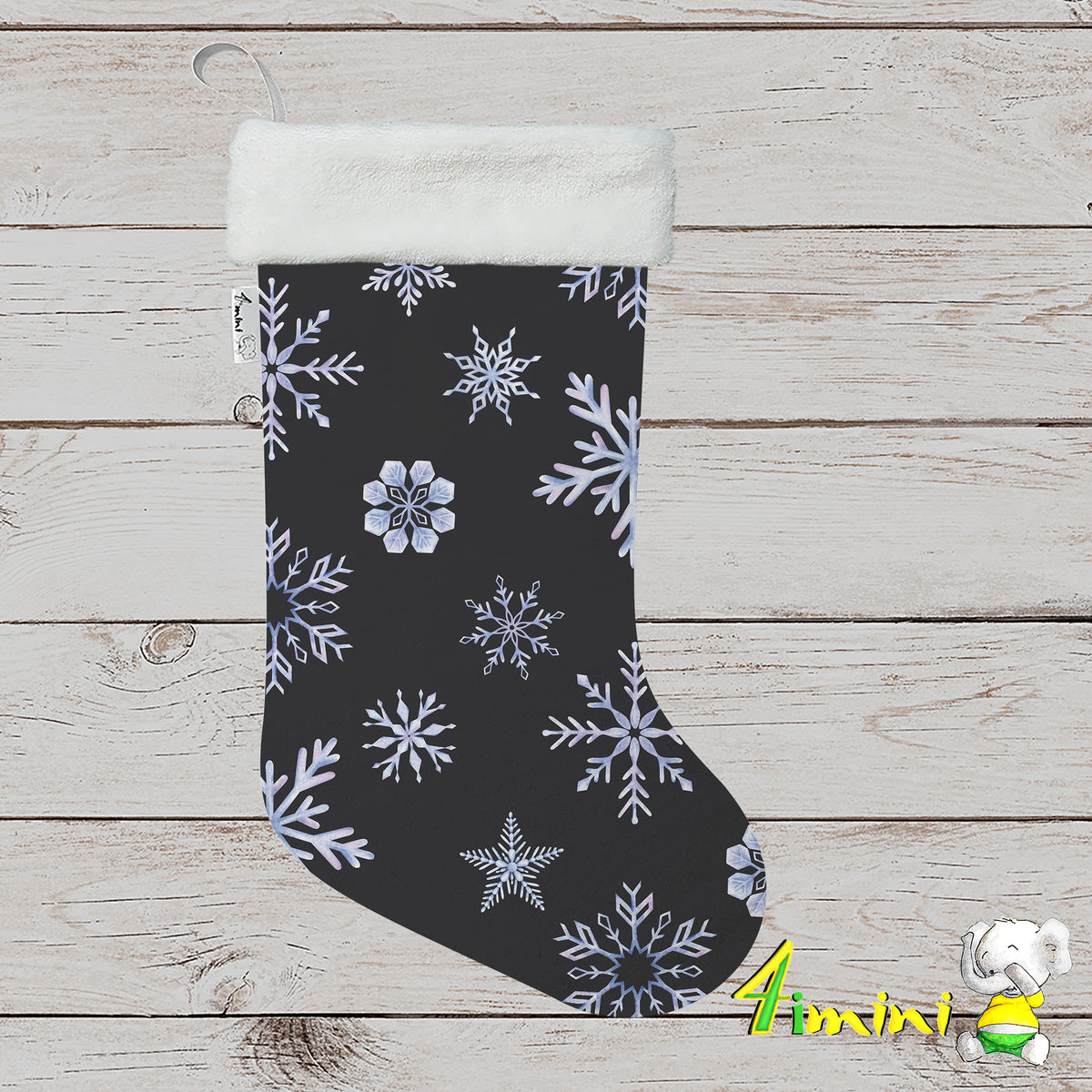 Bas de noël format décoratif avec bordure blanche, avec le motif fond noir élégant et contrasté, ce motif hivernal met en lumière de délicats flocons de neige givrés aux reflets bleutés et violacés peints à l'aquarelle par 4Timini