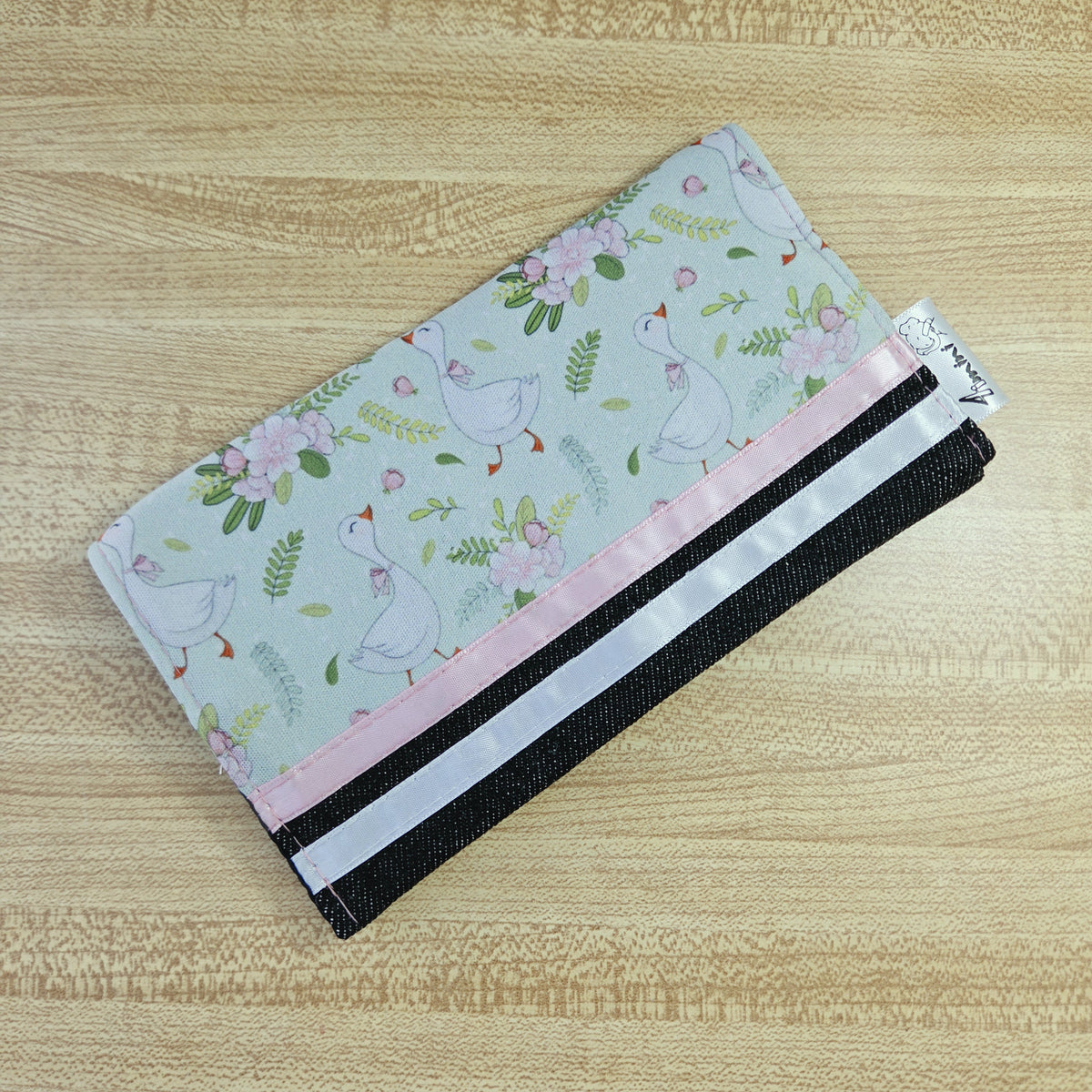 Protège carnet de santé pour carnet de vaccination et cartes médicales avec un doux motif de oies blanches avec fleurs aquarelles par 4Timini