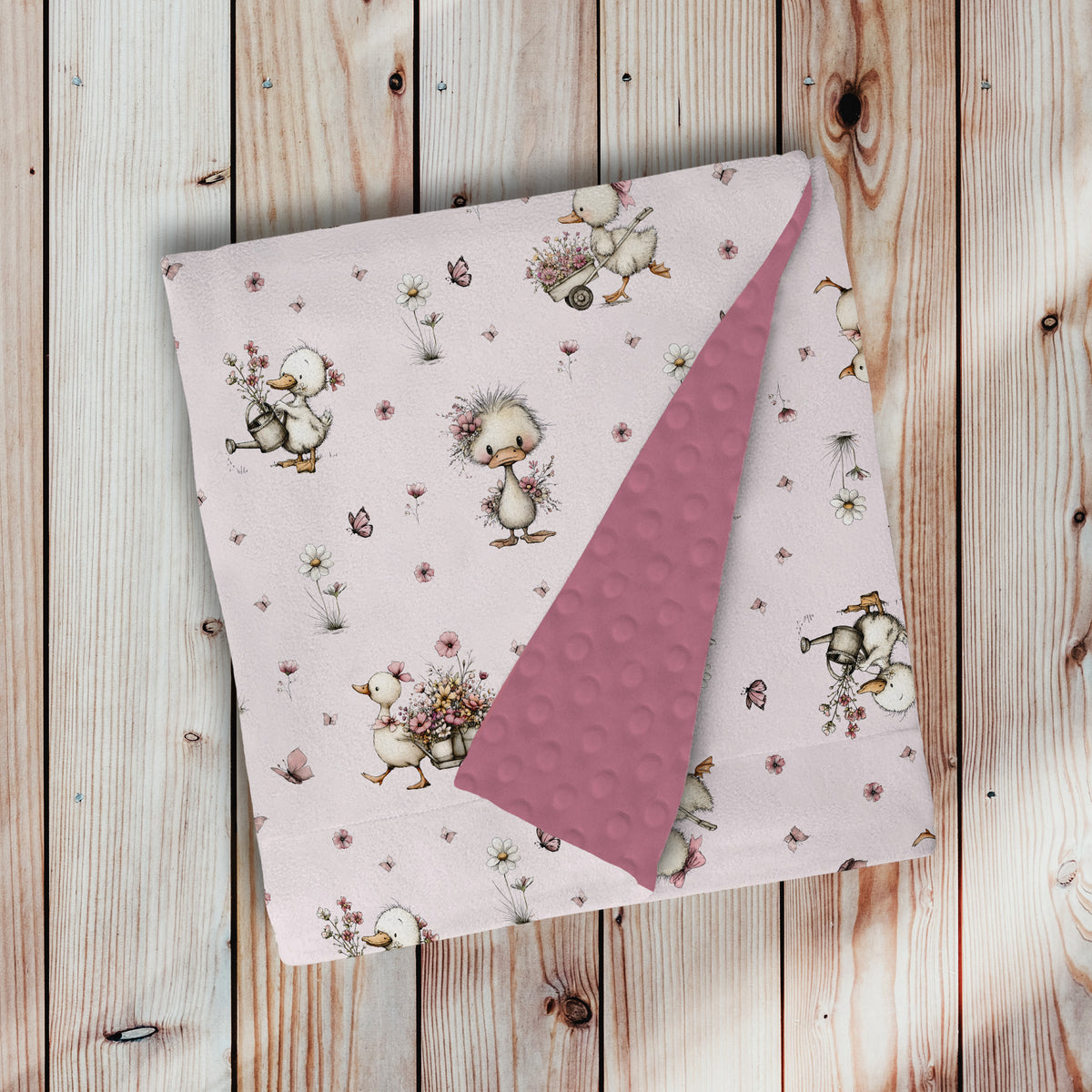 doudou, couverture en minky avec endos en minky dot, à pois, texturé, ultra douce, motif oie blanche, cane, canard, floral, fleurs, rose, papillon endos vieux rose foncé par 4timini