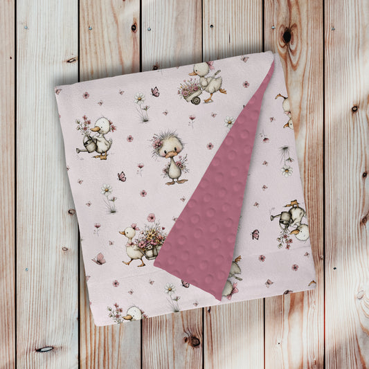 doudou, couverture en minky avec endos en minky dot, à pois, texturé, ultra douce, motif oie blanche, cane, canard, floral, fleurs, rose, papillon endos vieux rose foncé par 4timini