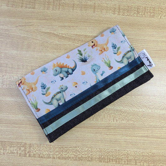 Protège carnet de santé pour carnet de vaccination et cartes médicales avec un doux motif de dinosaures aquarelles par 4Timini