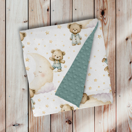 doudou, couverture en minky avec endos en minky dot, à pois, texturé, ultra douce, motif Le petit rêveur, petit ours, ourson avec lune et petites étoiles avec l'endos vert sauge foncé par 4timini