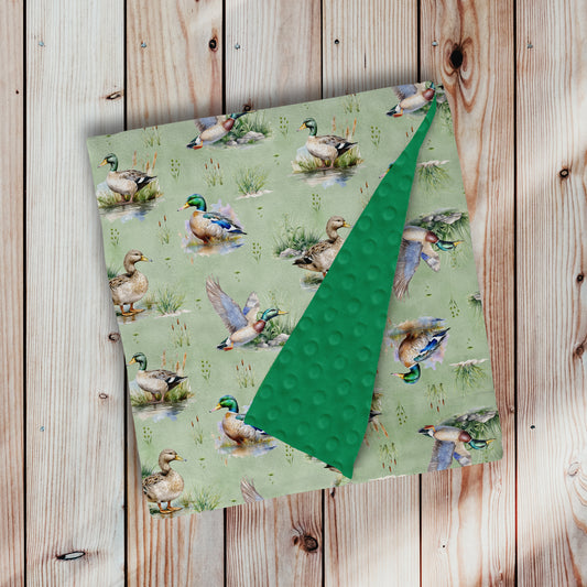 doudou, couverture en minky avec endos en minky dot, à pois, texturé, ultra douce, motif Les amis de l'étang, canard, mallard, colvert avec endos vert melon par 4Timini.