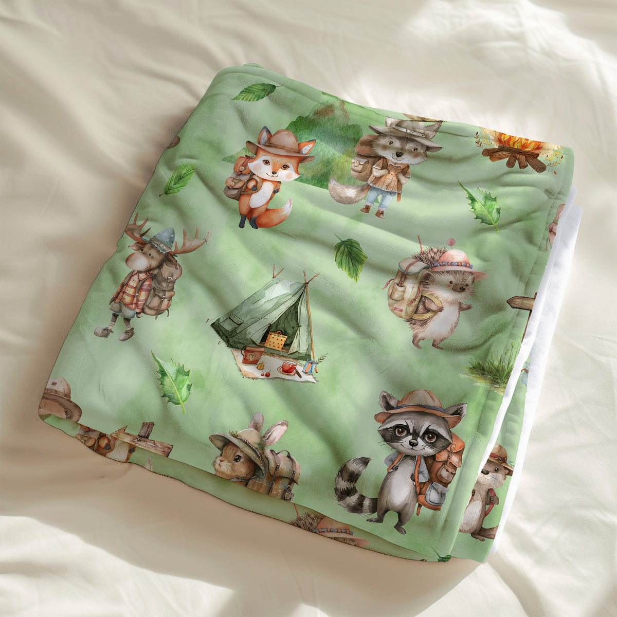 calinou doudou, couverture motif d'aminaux en expédition, explorateur de la forêt avec des oringal, raton laveur, lapin, loup, renard, castor, hérisson, feu, tente