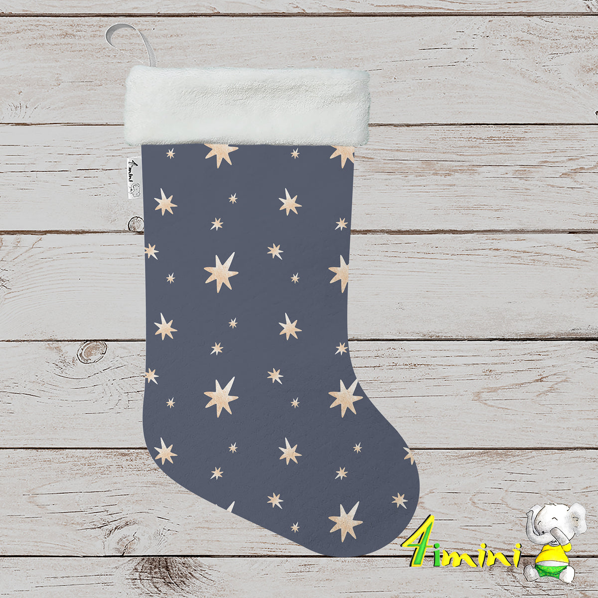Bas de noël format décoratif avec bordure blanche, avec le motif bleu nuit apaisant, ce motif céleste s'illumine d'une pluie d'étoiles scintillantes aux teintes douces et dorées peintes à l'aquarelle par 4Timini