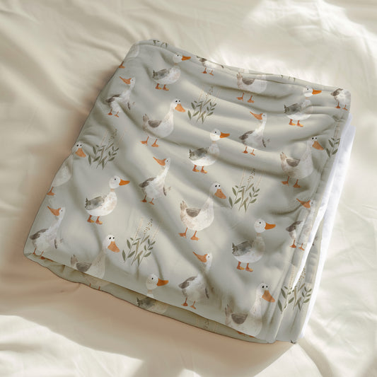 couverture, calinou doudou avec motif d'Oies sauvages dans l'herbe par 4timini