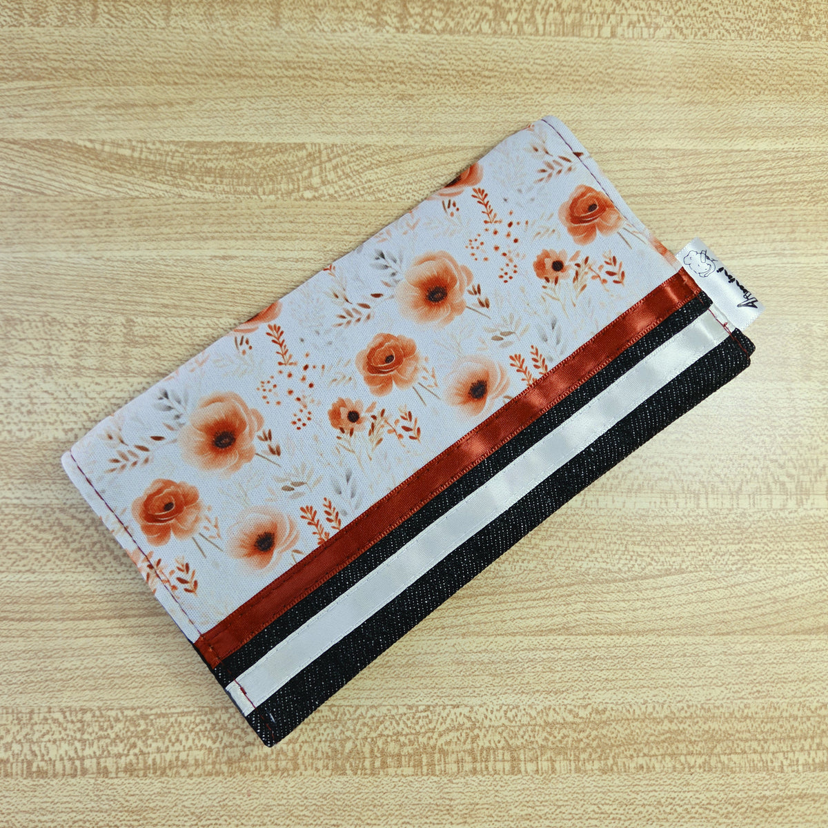 Protège carnet de santé pour carnet de vaccination et cartes médicales avec un doux motif floral terracotta avec feuillage aquarelles par 4Timini