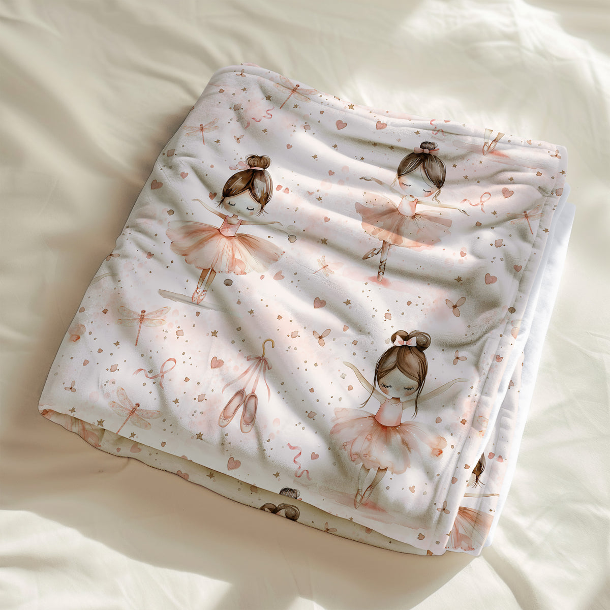 Couverture, calinou doudou avec motif de petite danceuse de ballet, ballerine avec son chausson, libellule, coeur, ruban rose par 4timini