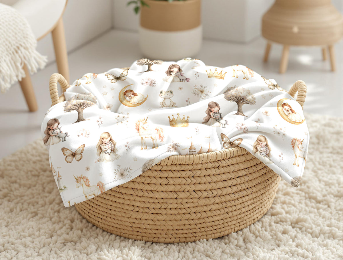 Couverture, calinou doudou ultra-douce avec motif Petit monde de princesses et de licornes dans son chateau, avec grenouille, couronne, papillon, fleurs par 4Timini