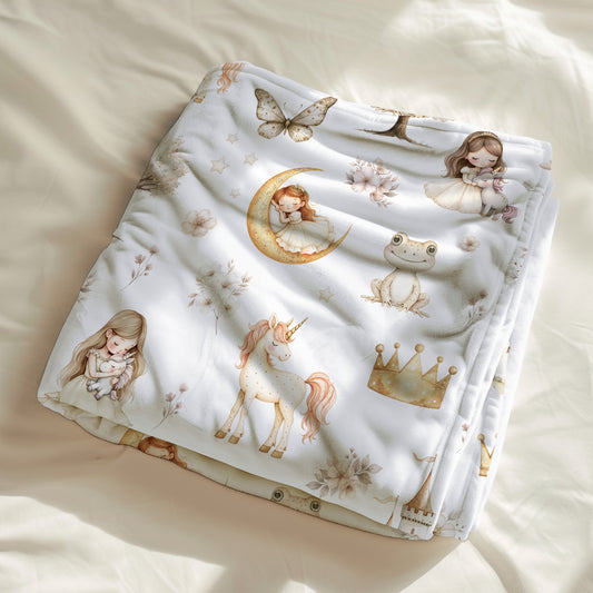 Couverture, calinou doudou avec motif Petit monde de princesses et de licornes dans son chateau, avec grenouille, couronne, papillon, fleurs par 4Timini