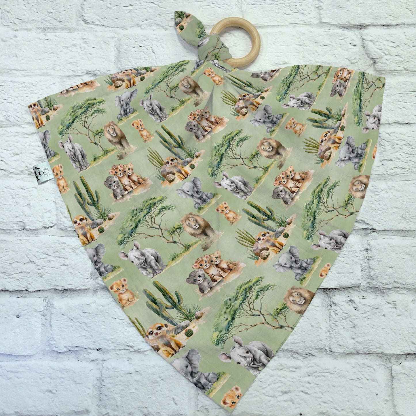 Dendoudou en mousseline de bambou et coton avec anneau de dentition en bois, motif Voyage à la savane par 4Timini. 