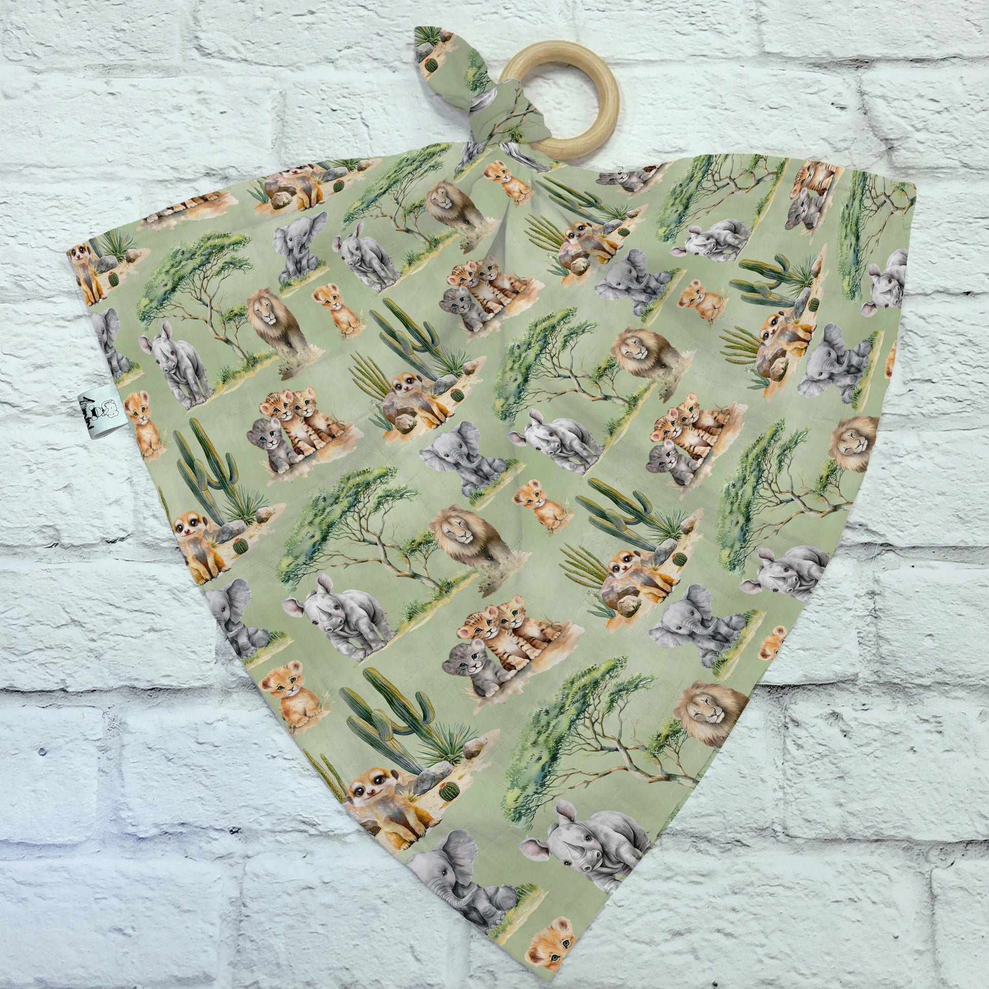 Dendoudou en mousseline de bambou et coton avec anneau de dentition en bois, motif Voyage à la savane par 4Timini. 