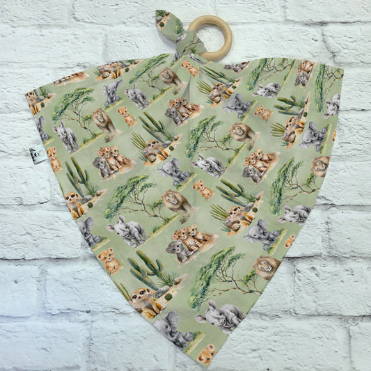 Dendoudou en mousseline de bambou et coton avec anneau de dentition en bois, motif Voyage à la savane par 4Timini. 