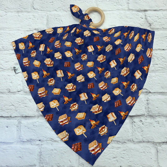 Dendoudou en mousseline de bambou et coton avec anneau de dentition en bois, motif s'mores par 4Timini.